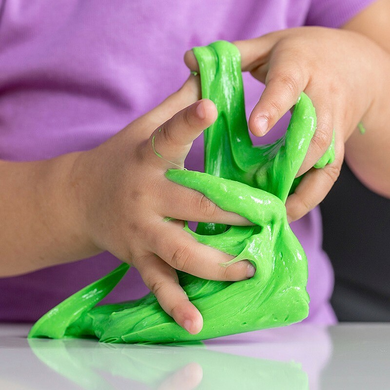 Слайм своими руками за час из крахмала, муки и воды: игрушка мечты вашего ребенка