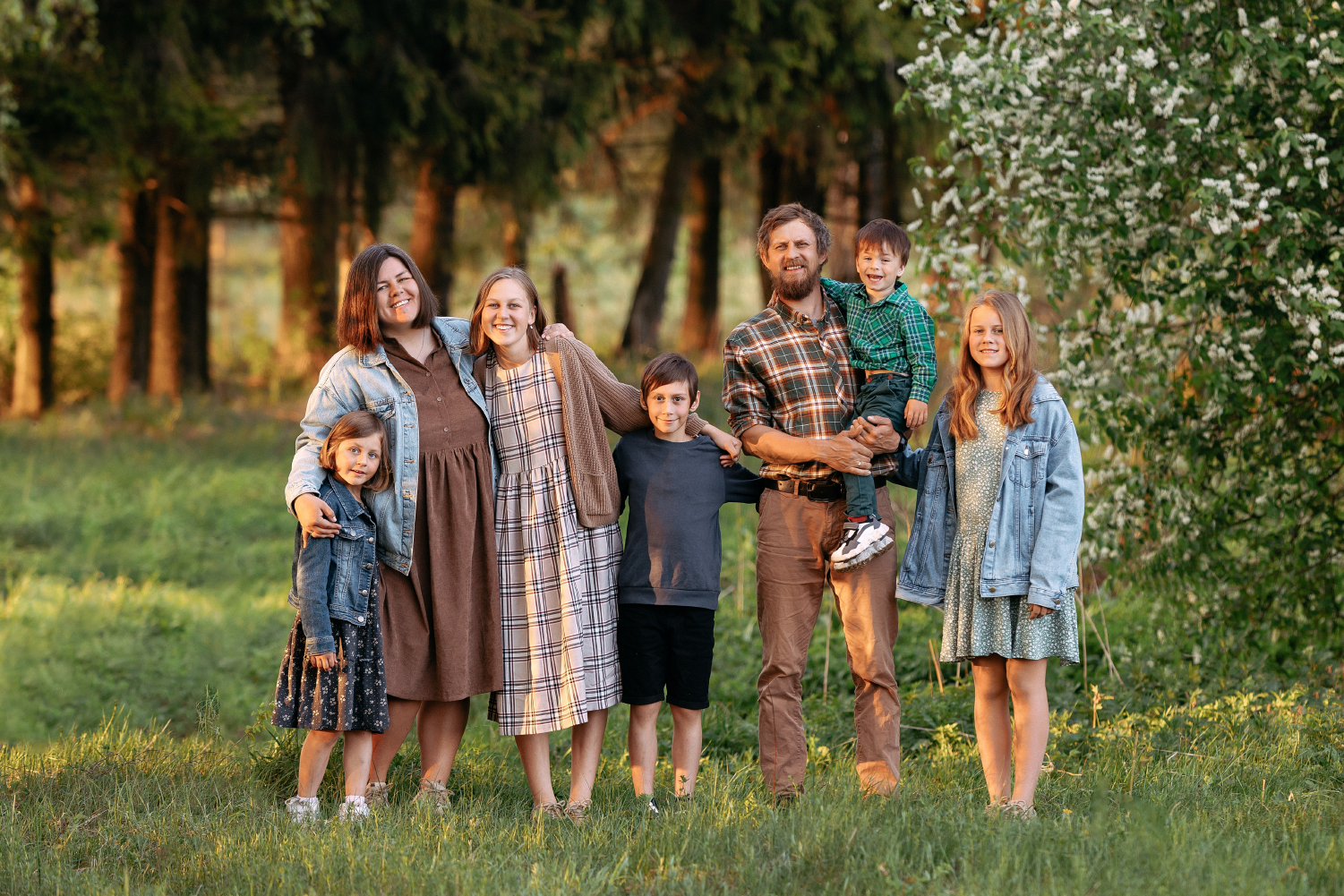 I a large family. Большая семья. Фото большой семьи. Красивые фотографии больших многодетных семей для баннер.