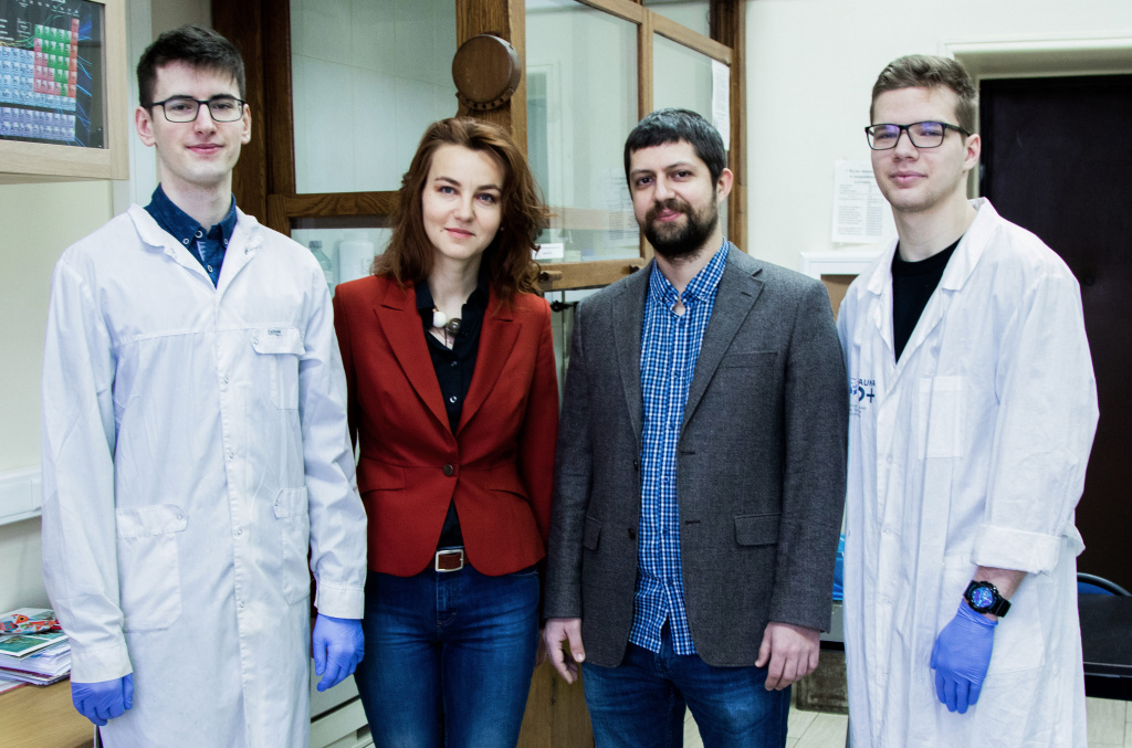 Авторы работы - сотрудник химического факультета МГУ Артем Макаревич и доцент факультета наук о материалах МГУ Ольга Бойцова со студентами.Александра Кучерова/МГУ Авторы работы - сотрудник химического факультета МГУ Артем Макаревич и доцент факультета наук о материалах МГУ Ольга Бойцова со студентами.Александра Кучерова/МГУ